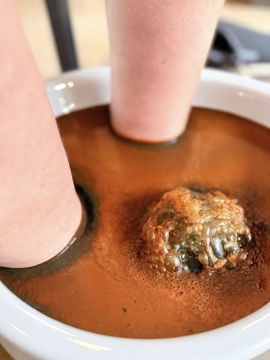 Foot Balance: the water visibly changes colour during the treatment